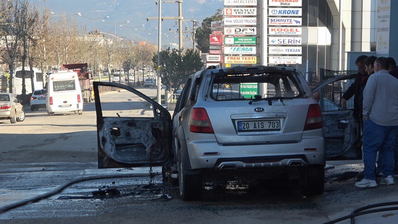 Park halindeyken yanmaya başlayan araç hurdaya döndü