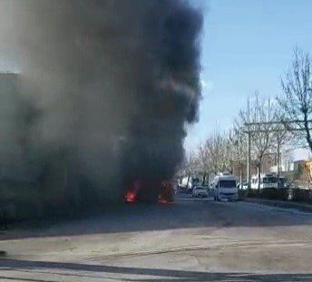 Park halindeyken yanmaya başlayan araç hurdaya döndü