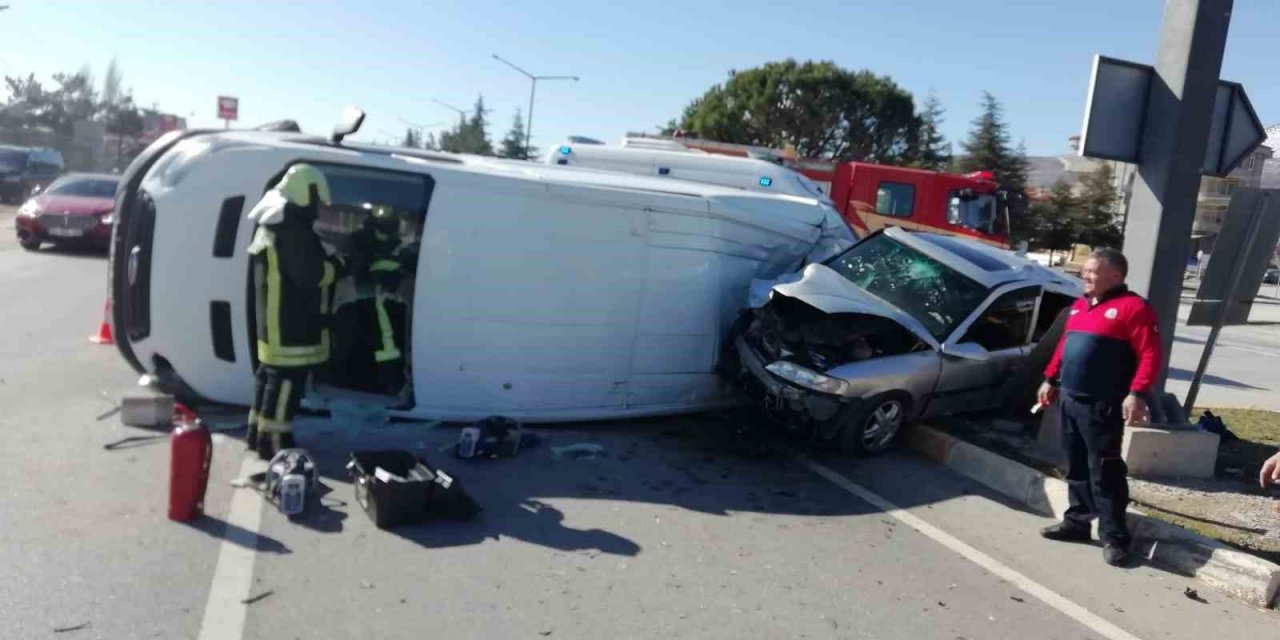 Aynı yöne giden minibüs otomobille çarpıştı: 2 yaralı