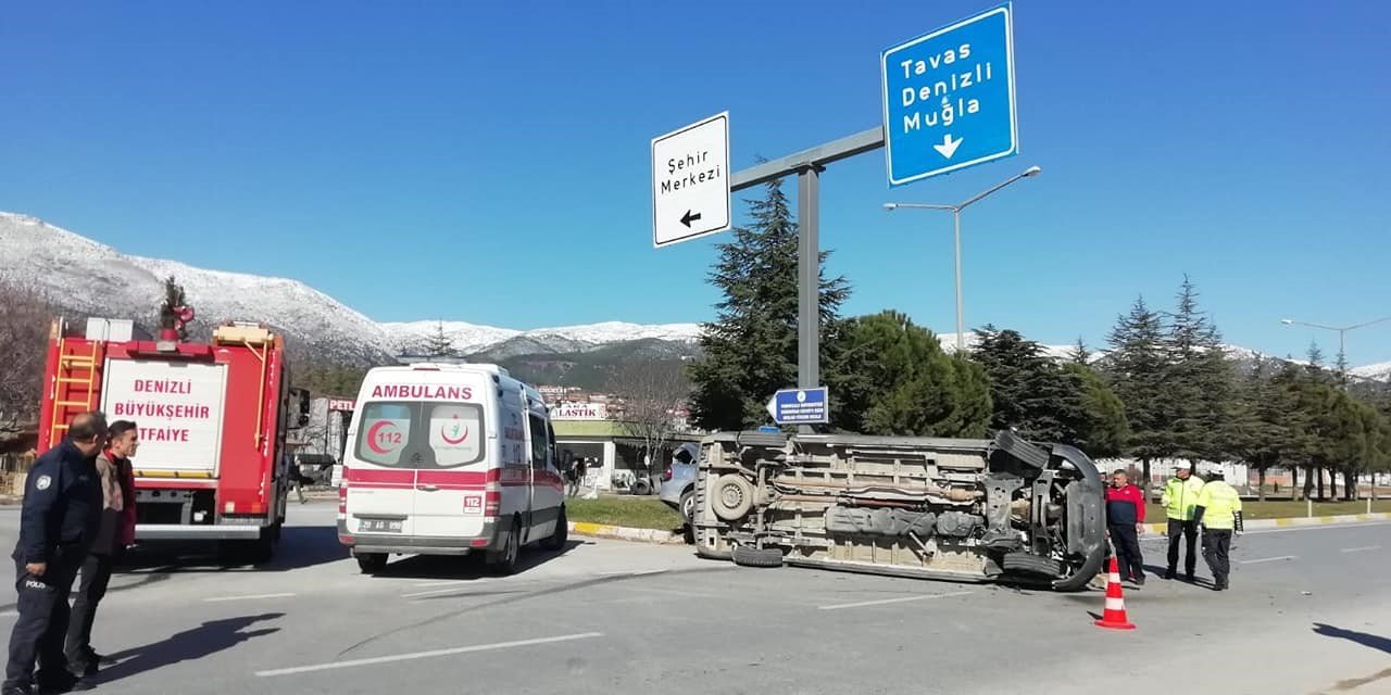 Aynı yöne giden minibüs otomobille çarpıştı: 2 yaralı
