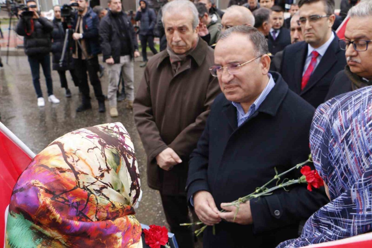 Bakan Bozdağ, Diyarbakır annelerini ziyaret etti: "Çocukların hakkını kim arıyorsa biz onlarla beraberiz"