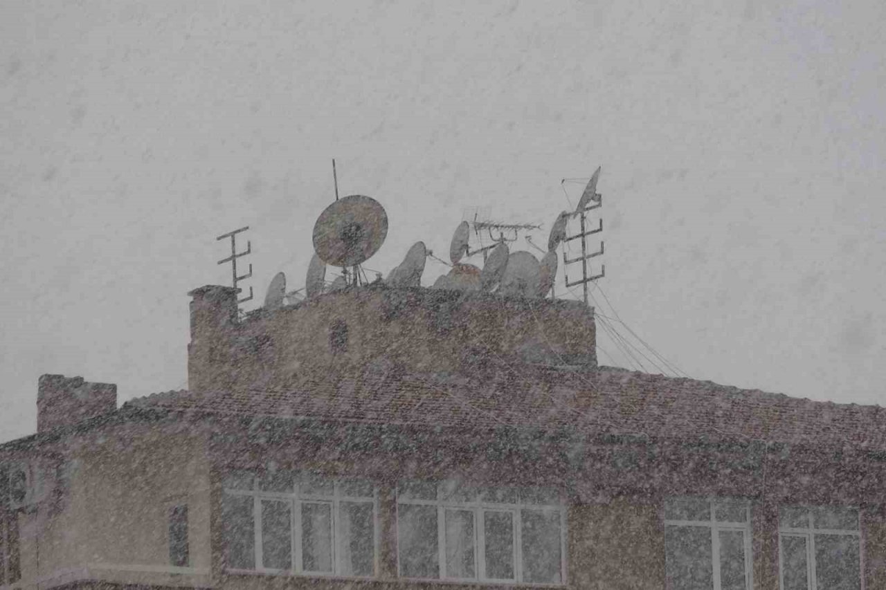 Mart kapıdan baktırdı, vatandaş kışlık elbiseleri tekrar indirdi