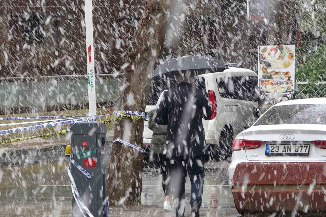 Mart kapıdan baktırdı, vatandaş kışlık elbiseleri tekrar indirdi