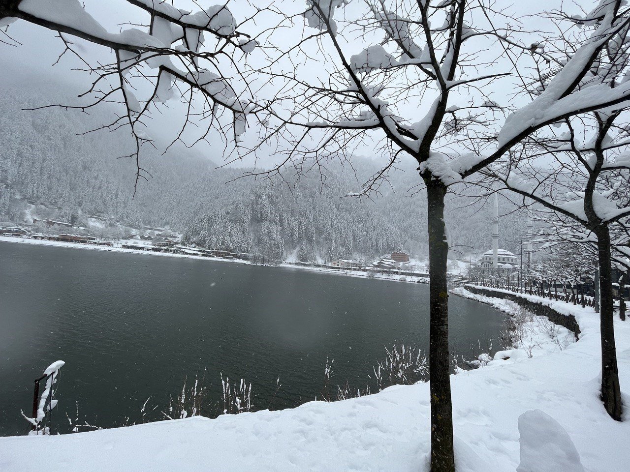 Uzungöl beyaza boyandı