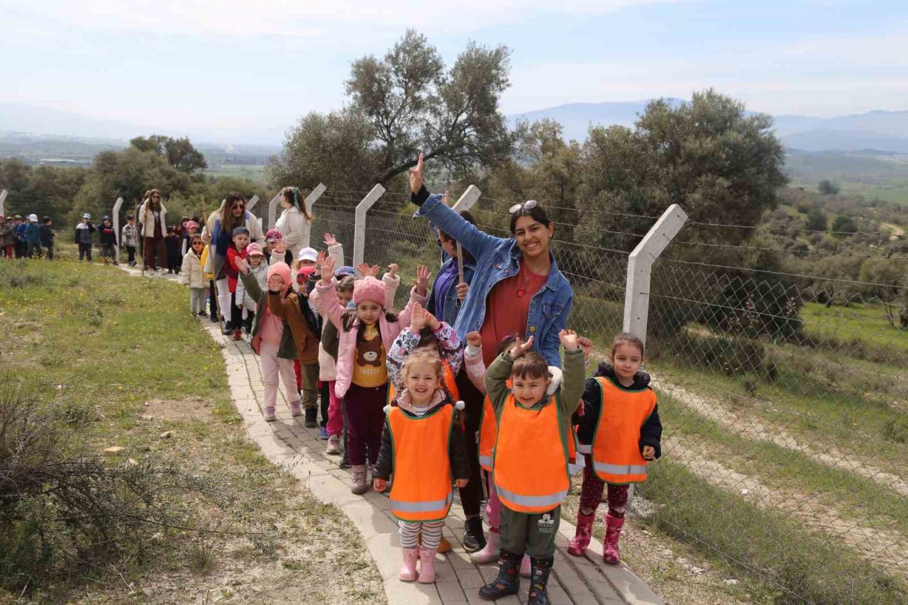 Efeler’in minikleri Orman Haftası’nı doğayla iç içe kutladı