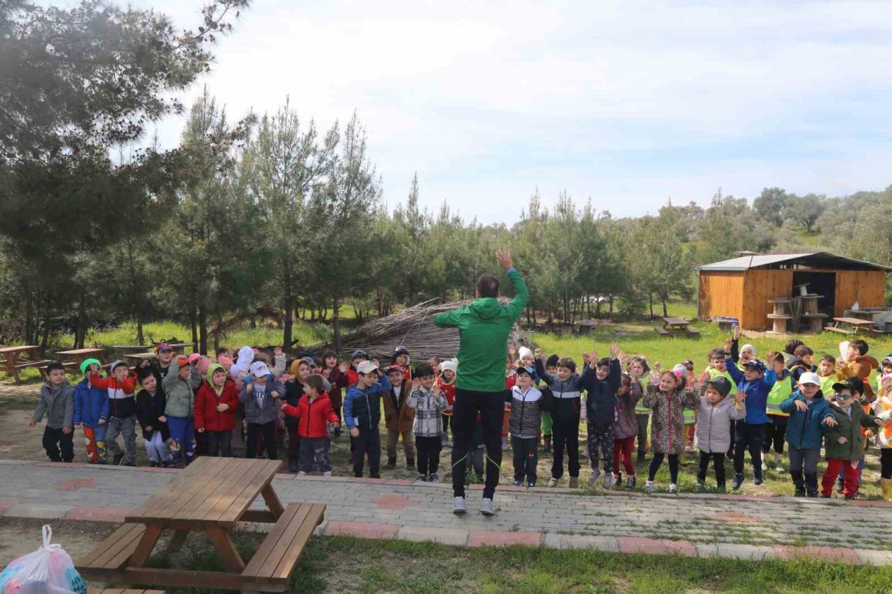 Efeler’in minikleri Orman Haftası’nı doğayla iç içe kutladı