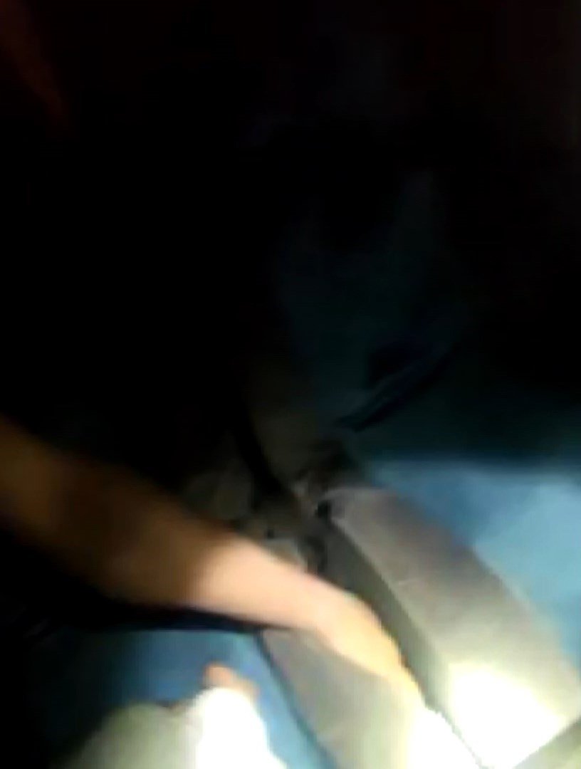 Minibüste yolculuk yaparken elini koltuğun arasına sıkıştırdı