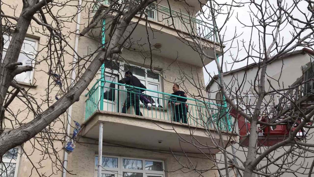 Doğal gaz kaçağı için eve giren polis dehşetle karşılaştı