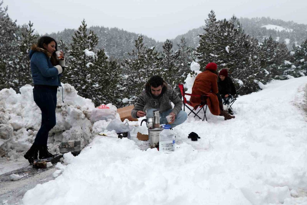 Erzincan’da kar ve tipiden 135 köy yolu ulaşıma kapandı