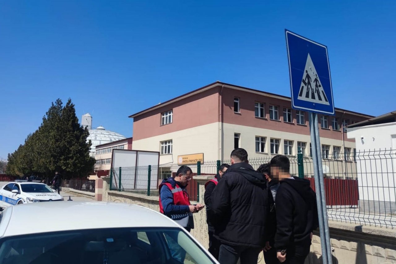 Okul önlerinde polis denetimleri sürüyor