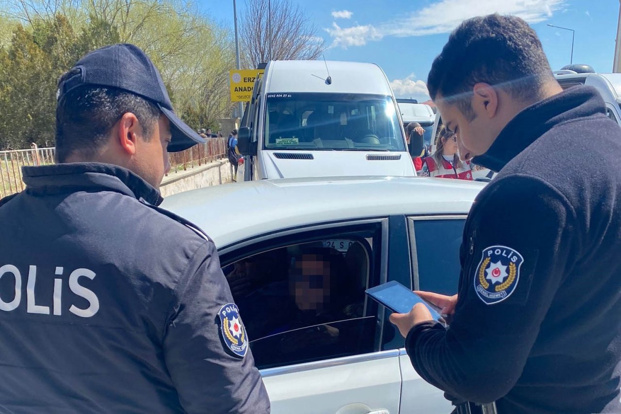 Okul önlerinde polis denetimleri sürüyor
