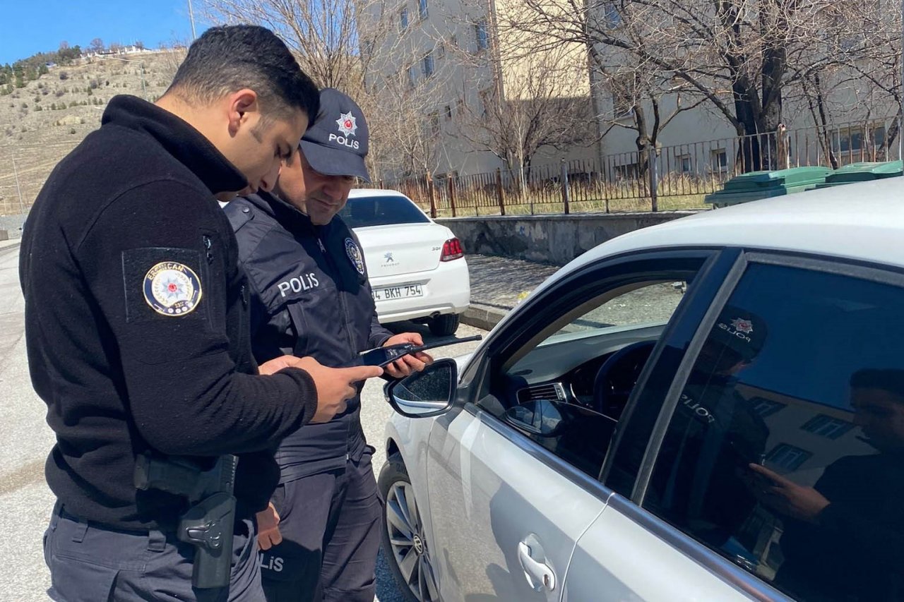 Okul önlerinde polis denetimleri sürüyor