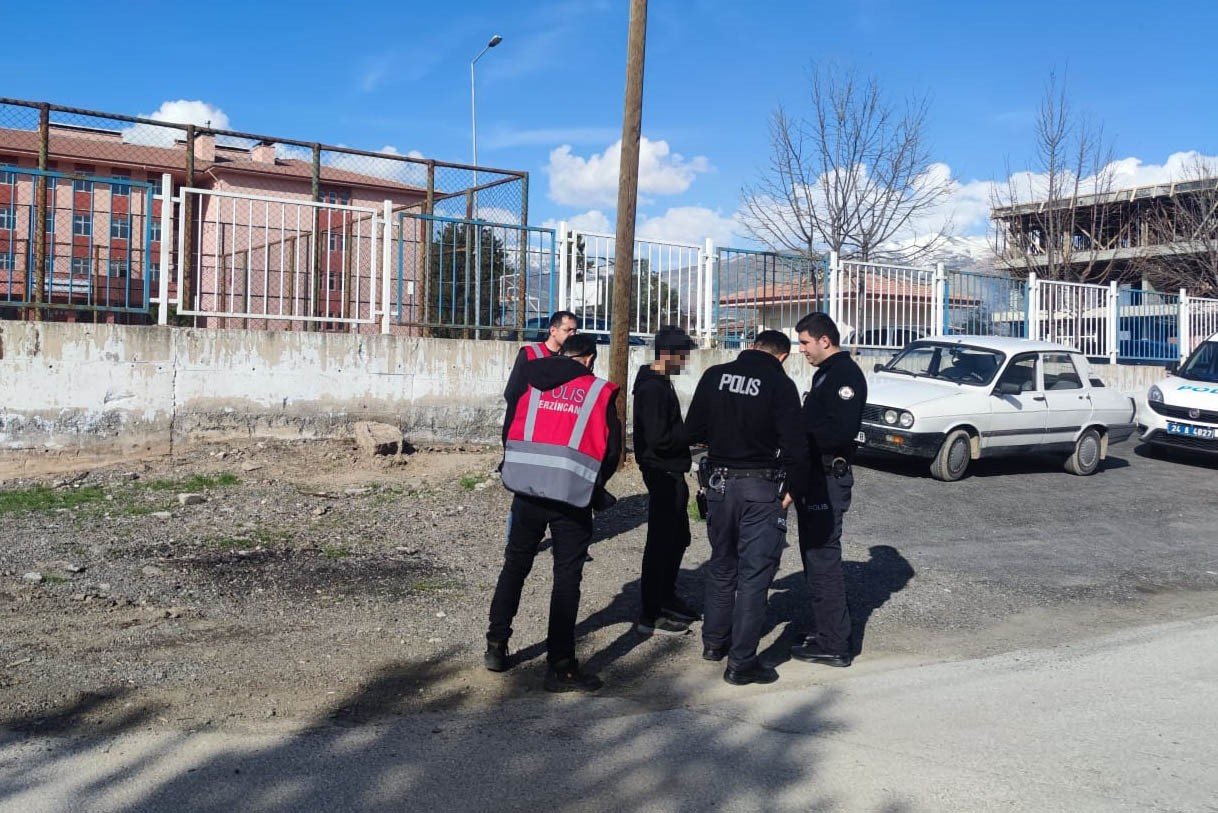 Okul önlerinde polis denetimleri sürüyor