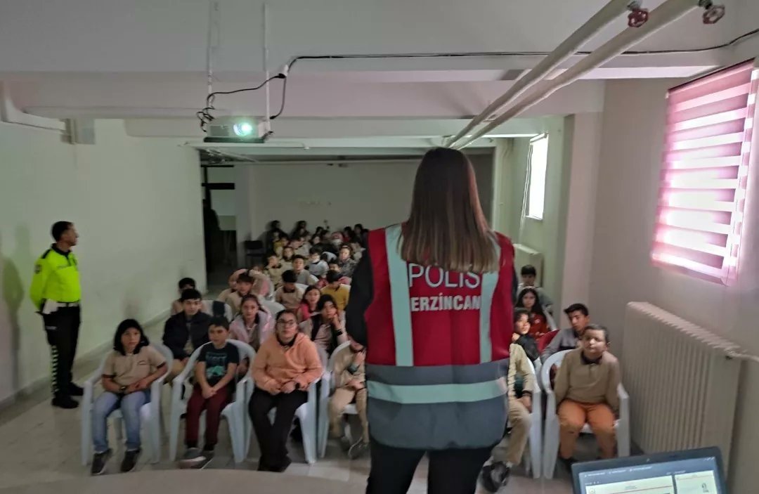 Polislik mesleğini tanıyıp suçtan korunma yöntemlerini öğreniyor