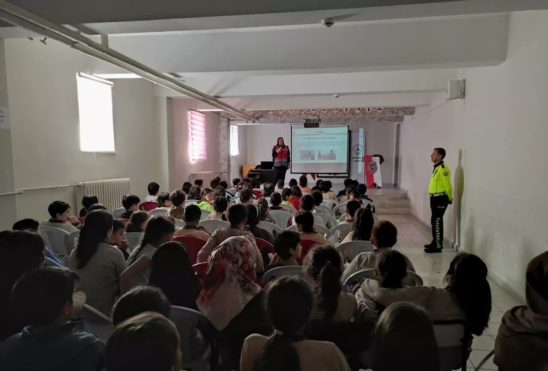 Polislik mesleğini tanıyıp suçtan korunma yöntemlerini öğreniyor