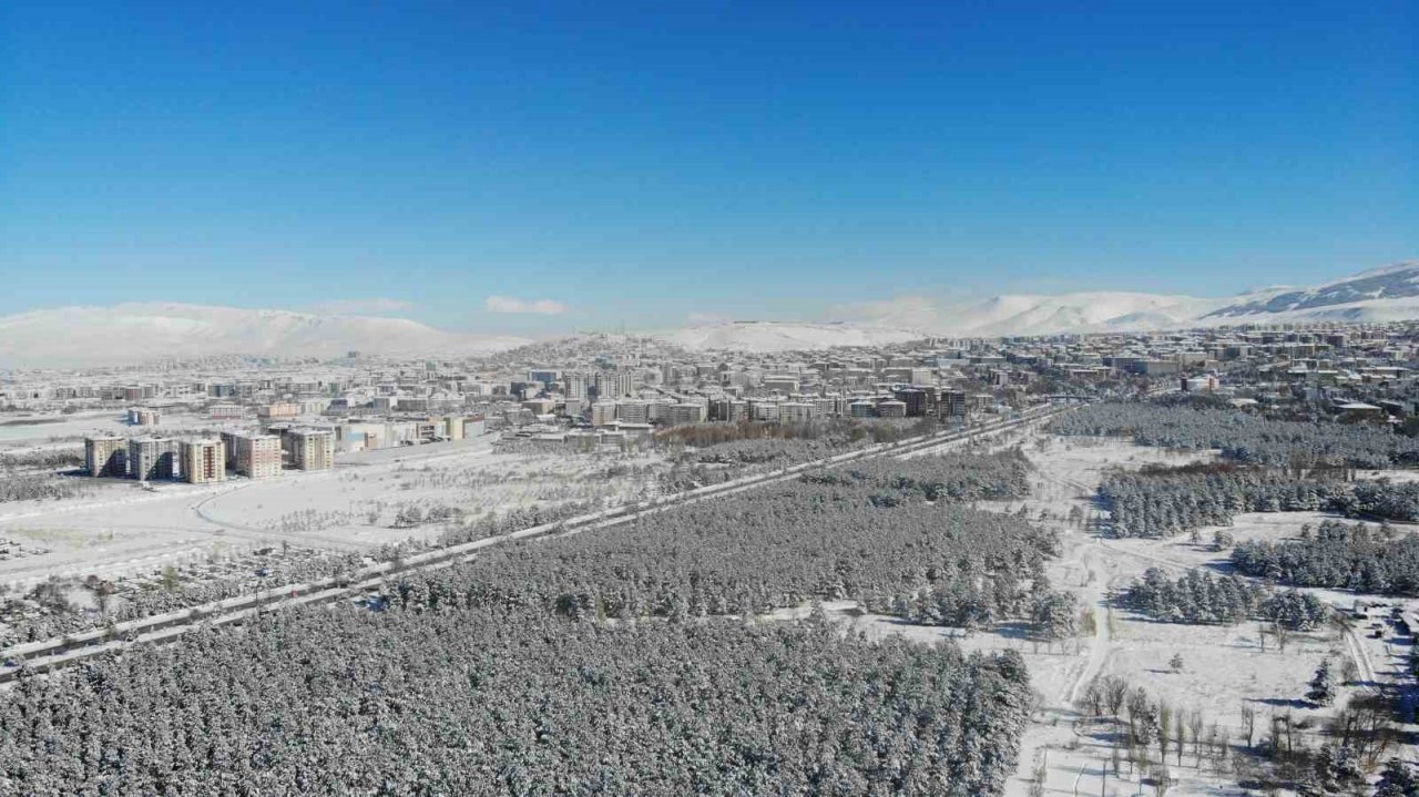 Dronla görüntülenen kar manzarası kartpostallık görüntüler oluşturdu