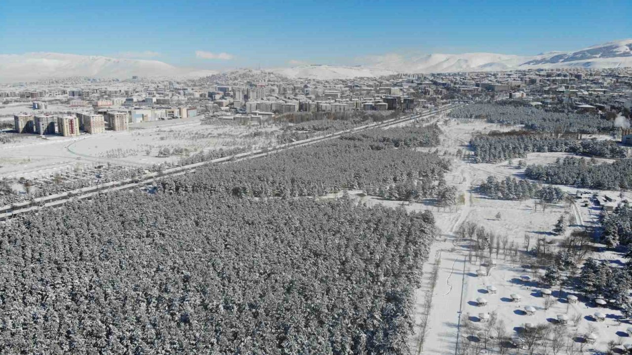 Dronla görüntülenen kar manzarası kartpostallık görüntüler oluşturdu