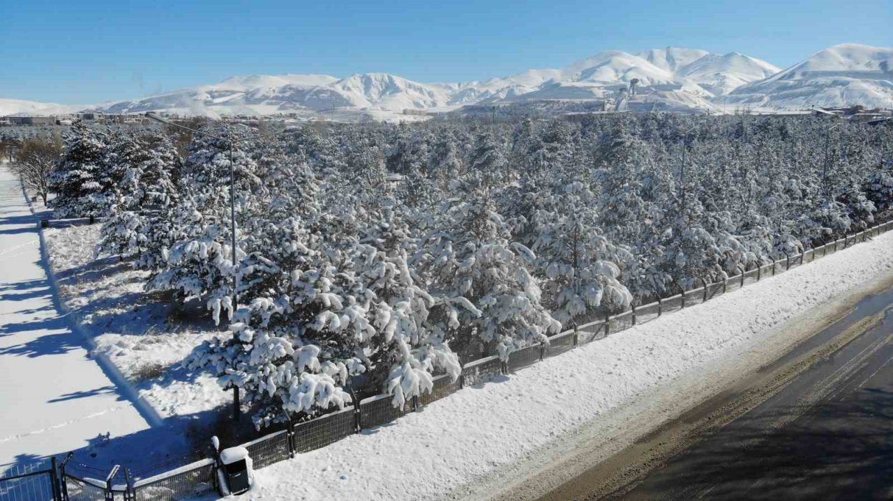 Dronla görüntülenen kar manzarası kartpostallık görüntüler oluşturdu