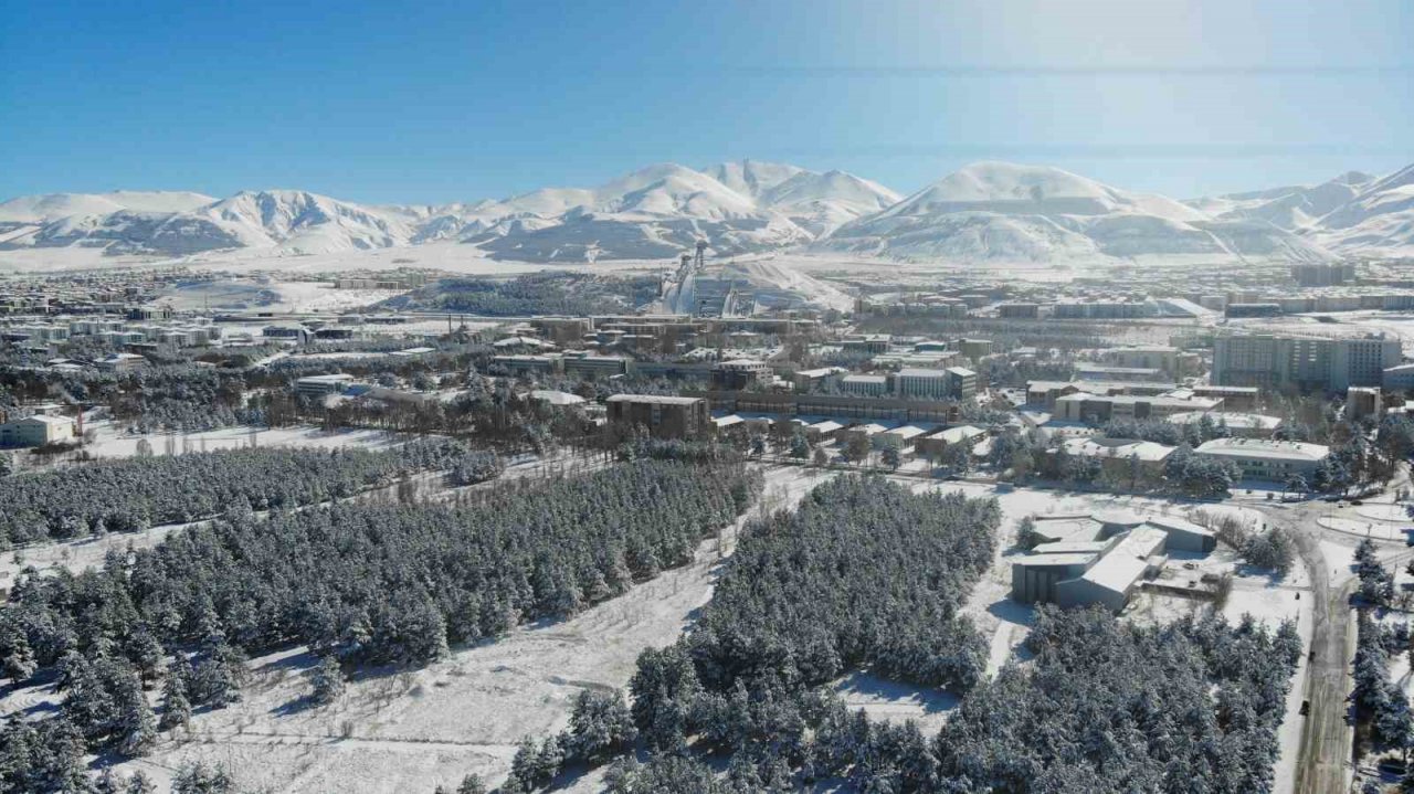 Dronla görüntülenen kar manzarası kartpostallık görüntüler oluşturdu