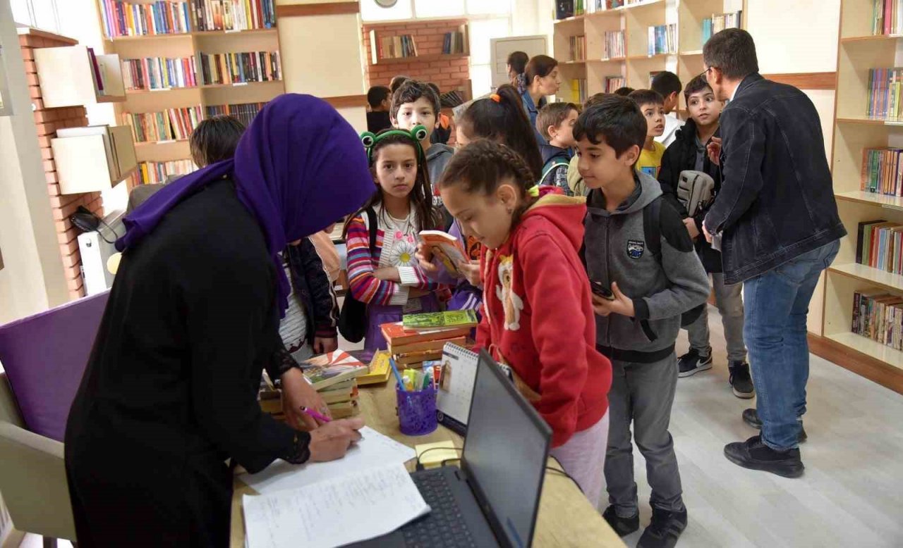 Millet Kıraathanesi Kütüphaneler Haftasında öğrencileri ağırlıyor