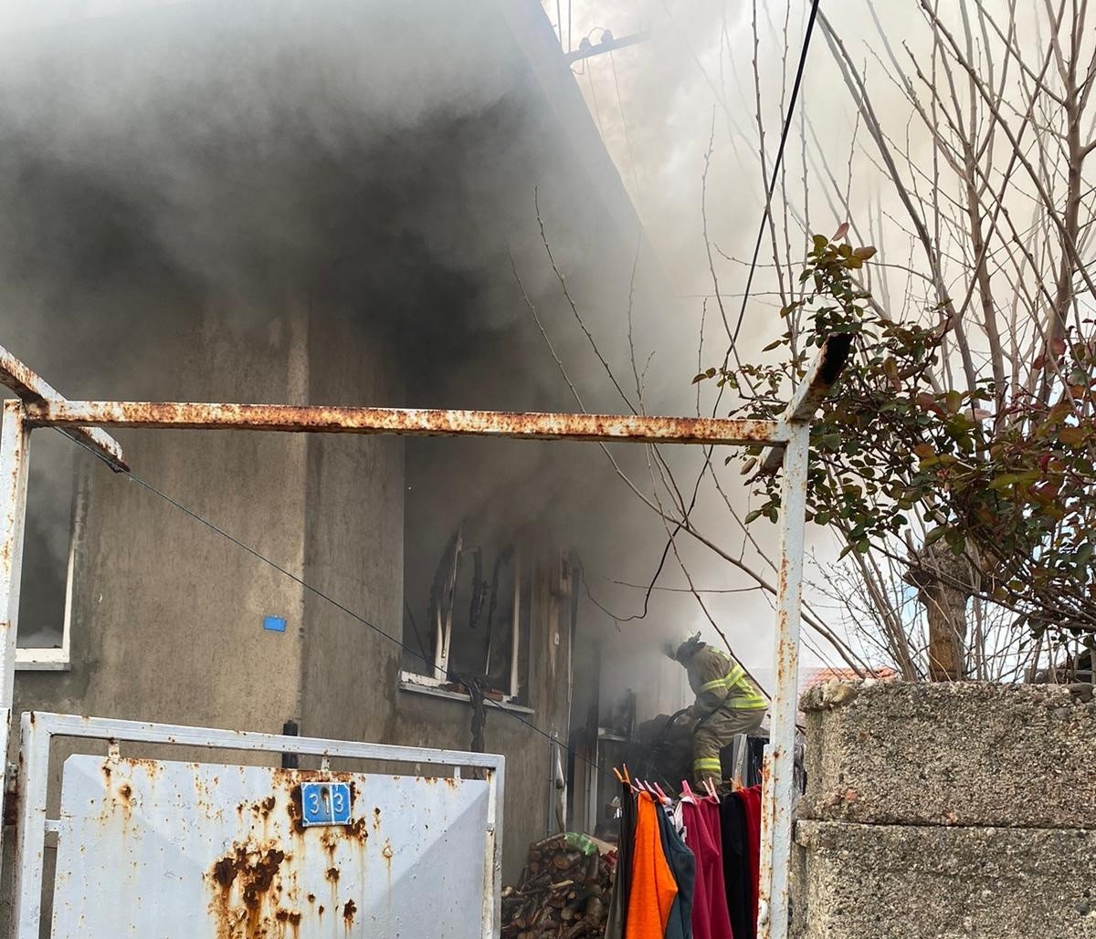 Gönen’de soba patlaması sonucu ev kullanılamaz hale geldi