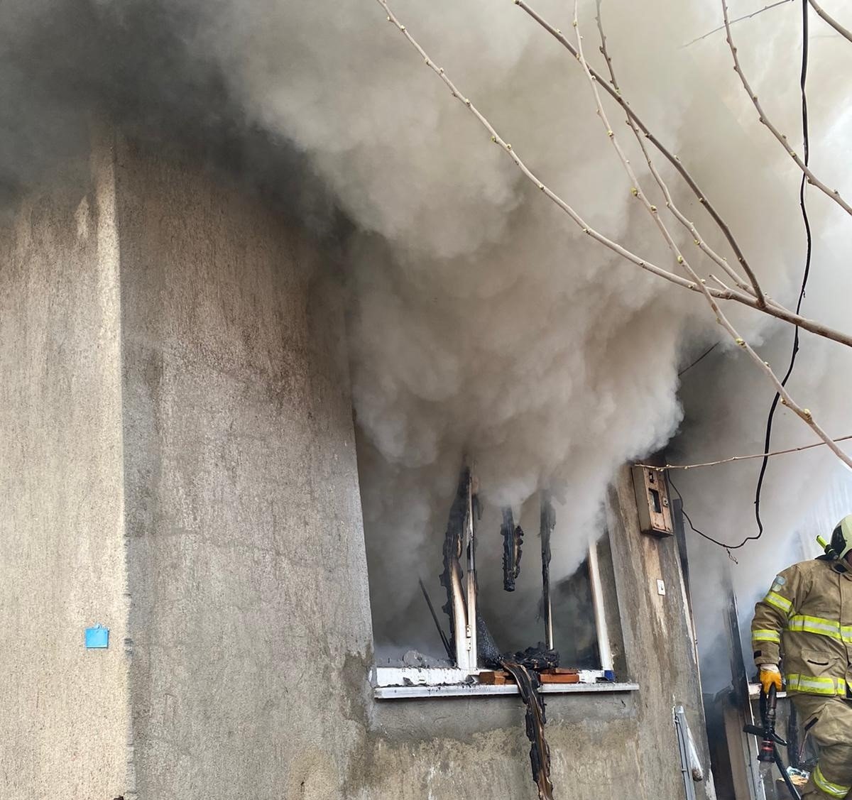 Gönen’de soba patlaması sonucu ev kullanılamaz hale geldi