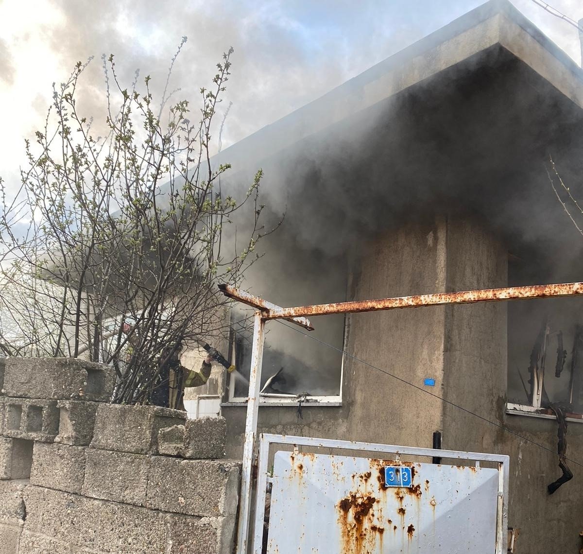 Gönen’de soba patlaması sonucu ev kullanılamaz hale geldi