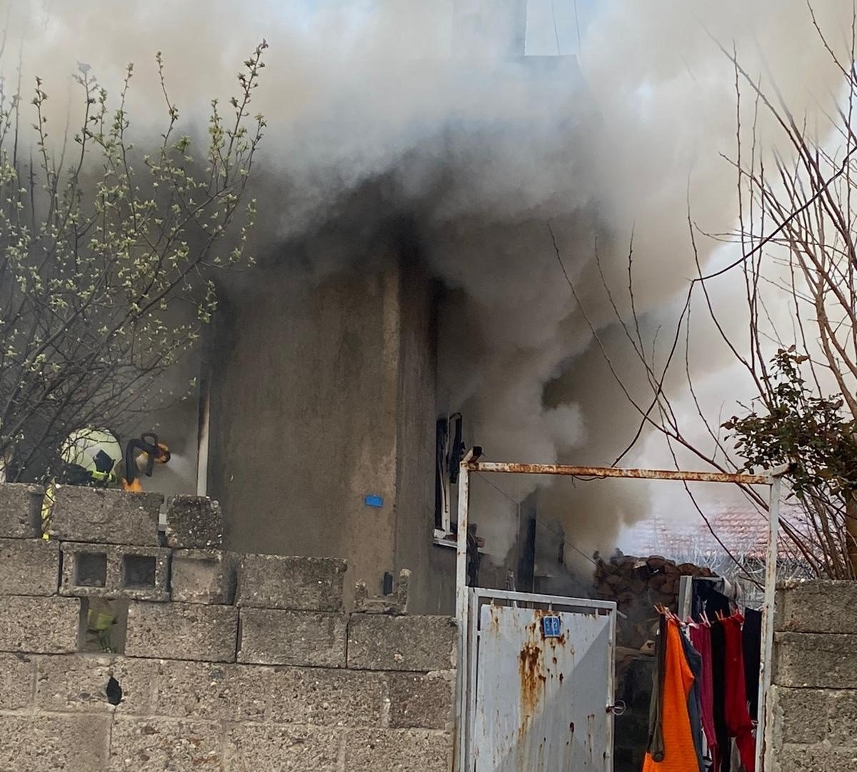 Gönen’de soba patlaması sonucu ev kullanılamaz hale geldi