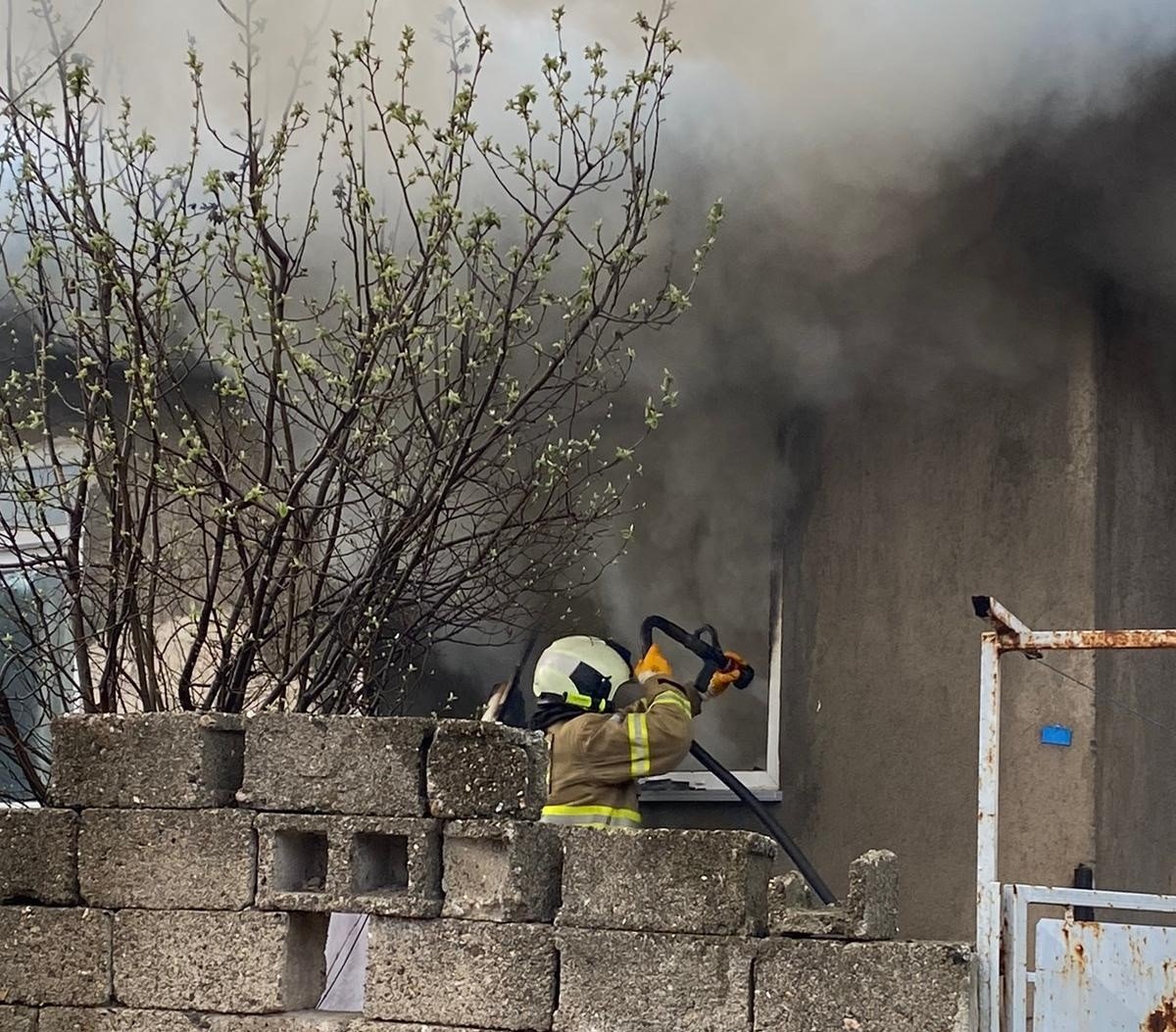 Gönen’de soba patlaması sonucu ev kullanılamaz hale geldi