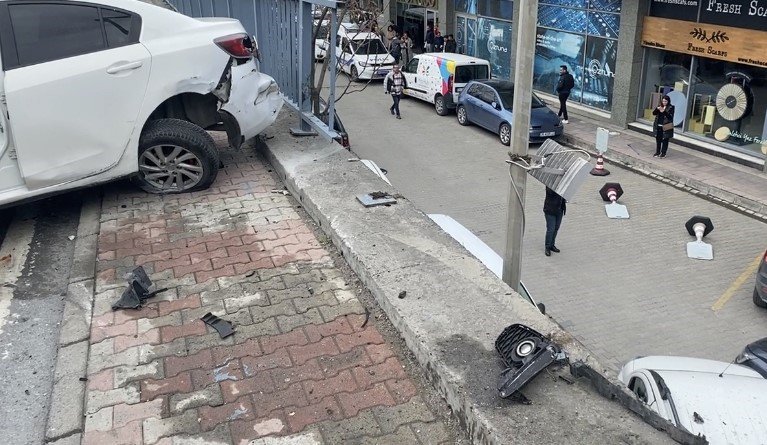 Güngören’de hızını alamayan otomobil önce minibüse, sonra demir korkuluklara çarptı