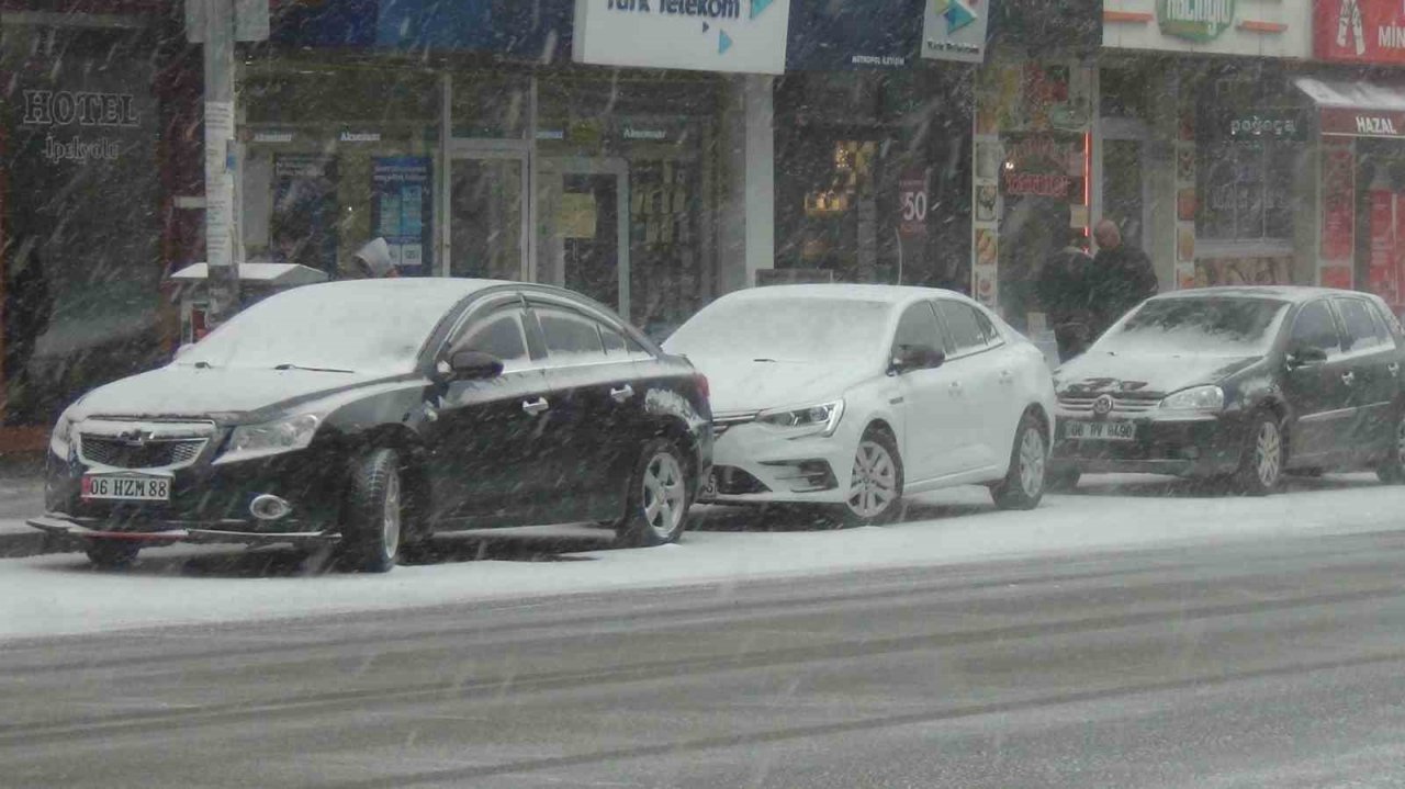 Kars’ta kar yağışı ve tipi etkili oluyor