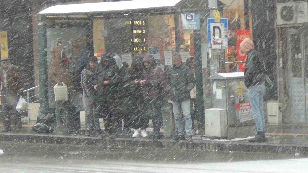 Kars’ta kar yağışı ve tipi etkili oluyor