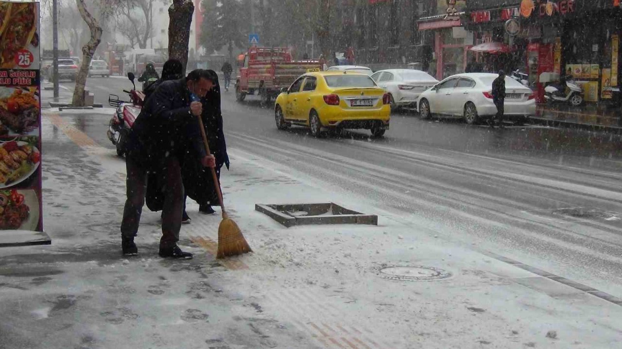 Kars’ta kar yağışı ve tipi etkili oluyor