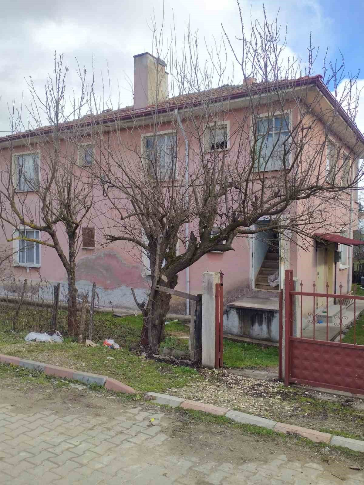 Komşularının haber alamadığı yaşlı adam evinde ölü bulundu