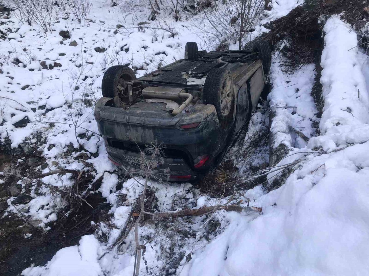 Yoldan çıkan otomobil tarlaya uçtu: 2 yaralı