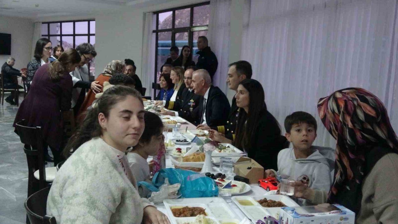 Kaymakam Aksoy, depremzedeler ile iftar yaptı