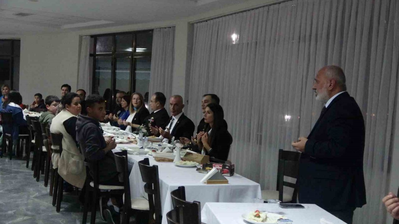 Kaymakam Aksoy, depremzedeler ile iftar yaptı