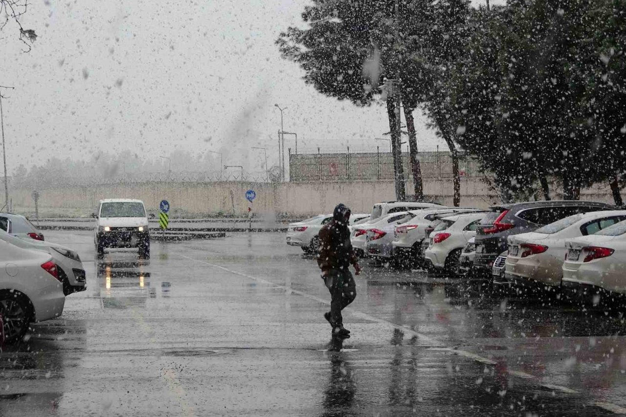 Mart kapıdan baktırdı, vatandaş kışlık elbiseleri tekrar indirdi