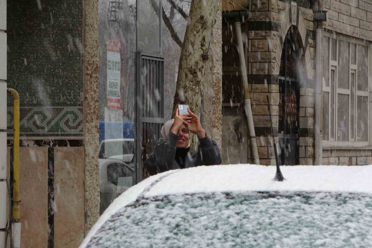 Mart kapıdan baktırdı, vatandaş kışlık elbiseleri tekrar indirdi