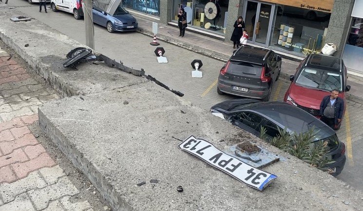 Güngören’de hızını alamayan otomobil önce minibüse, sonra demir korkuluklara çarptı