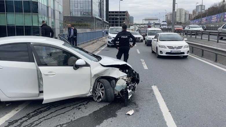 Güngören’de hızını alamayan otomobil önce minibüse, sonra demir korkuluklara çarptı