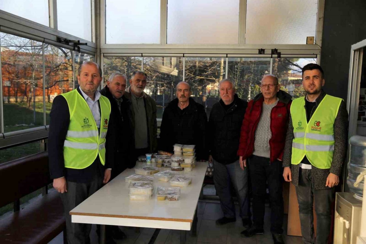 İftar saatinde 420 taksiciye sıcak yemek dağıtıldı