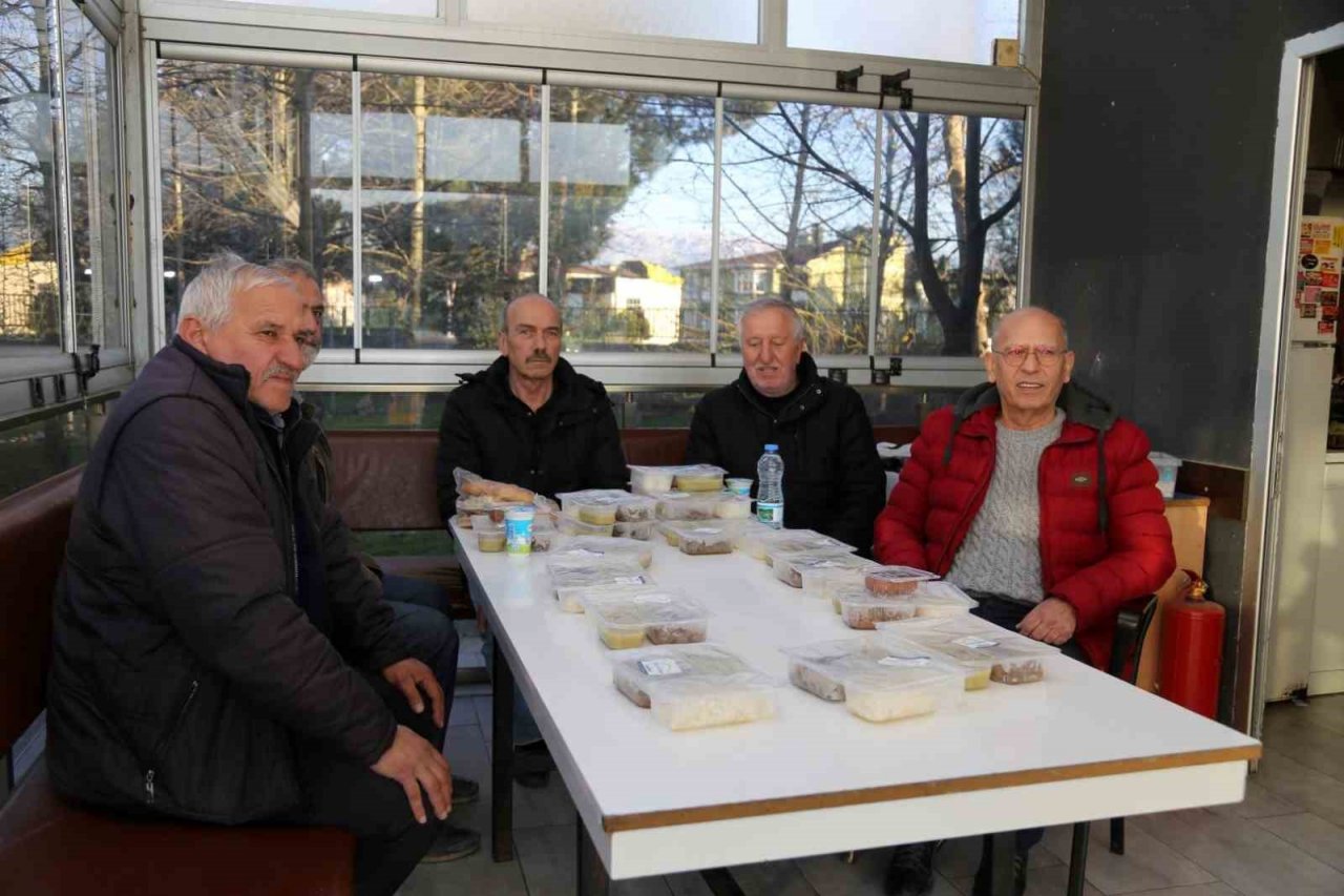 İftar saatinde 420 taksiciye sıcak yemek dağıtıldı