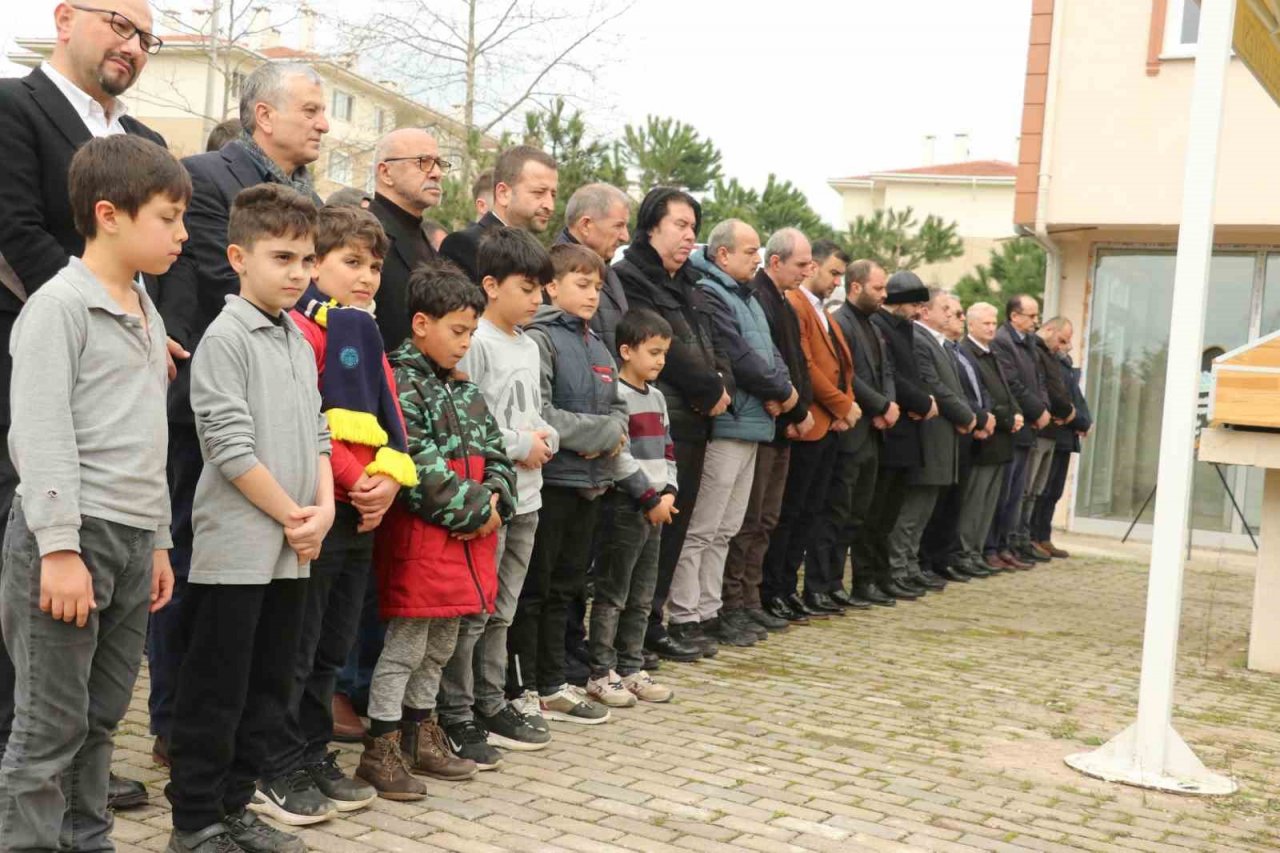 Trafik kazasında kaybettiği oğlunu toprağa veren acılı babadan yürek yakan sözler