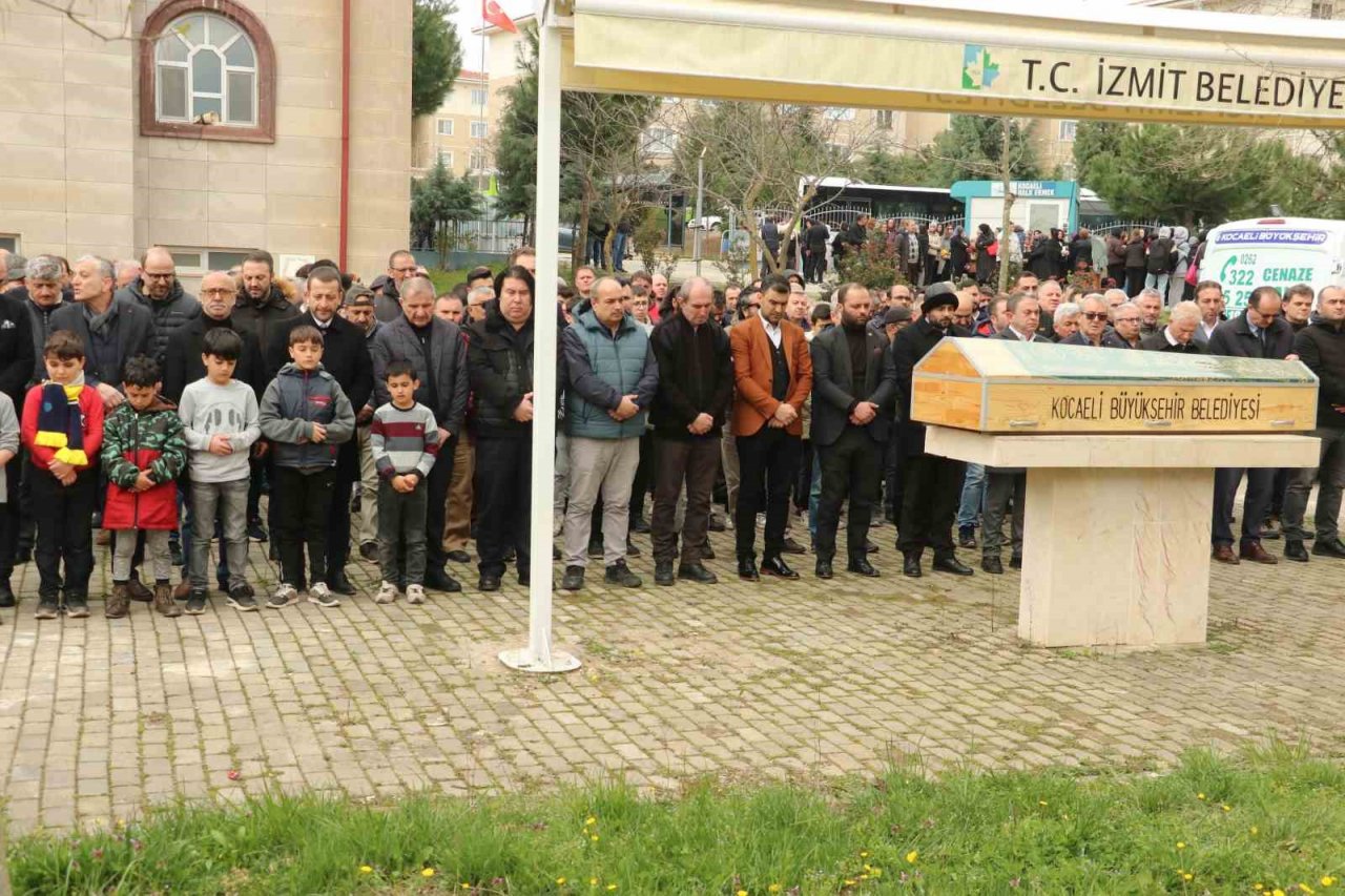 Trafik kazasında kaybettiği oğlunu toprağa veren acılı babadan yürek yakan sözler