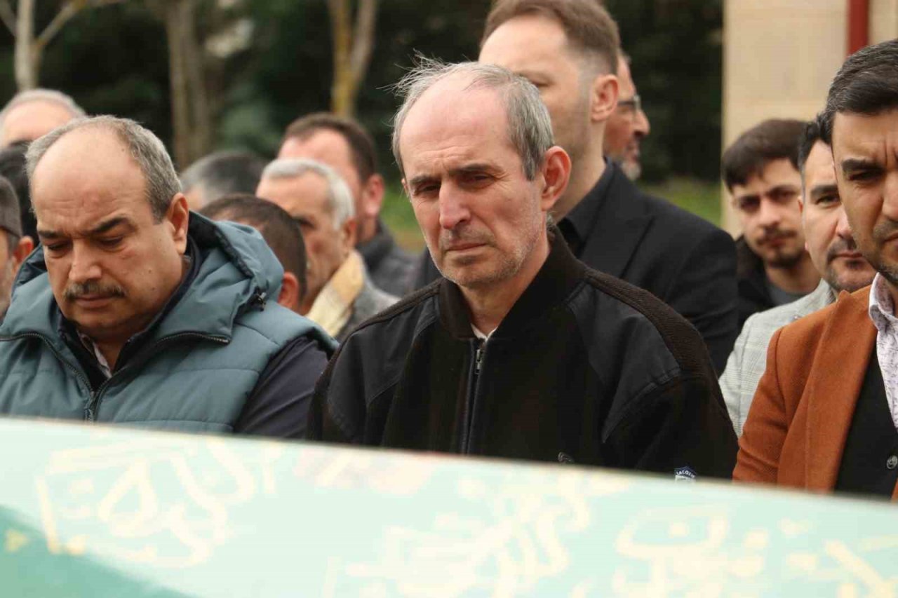 Trafik kazasında kaybettiği oğlunu toprağa veren acılı babadan yürek yakan sözler