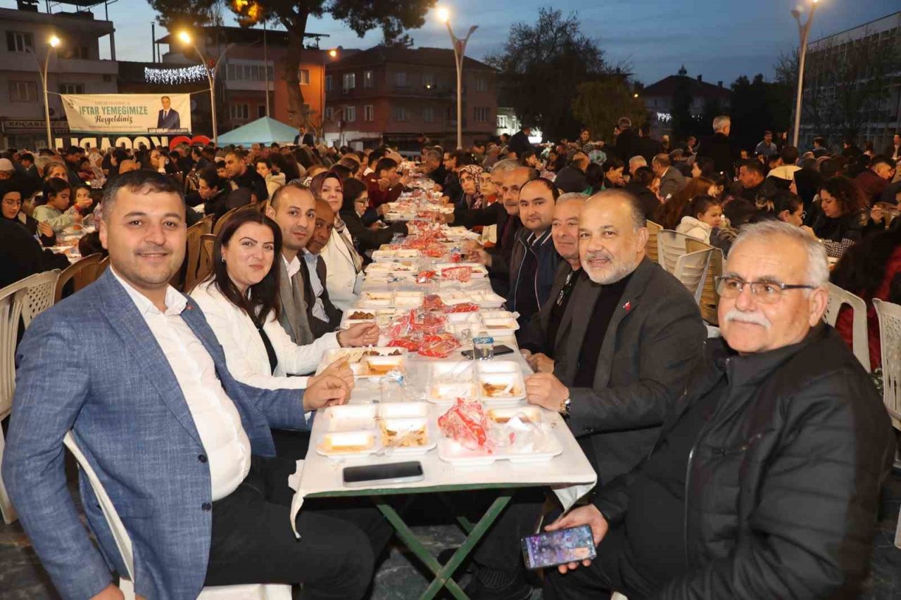 Koçarlılılar gönül sofrasında iftar açtı