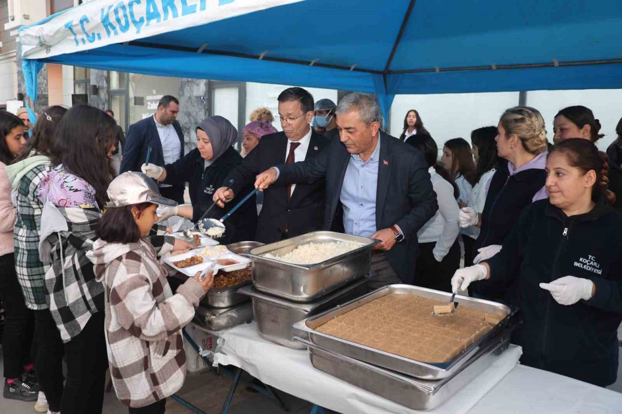 Koçarlılılar gönül sofrasında iftar açtı