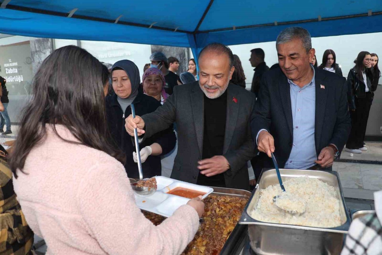 Koçarlılılar gönül sofrasında iftar açtı