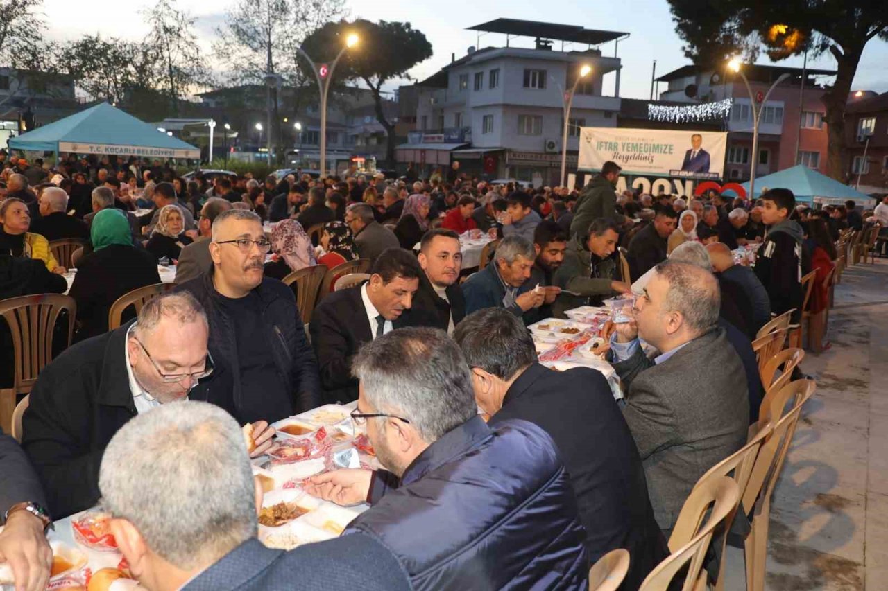 Koçarlılılar gönül sofrasında iftar açtı